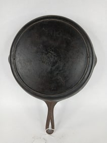 Unmarked no 10 cast iron skillet w/ heat ring