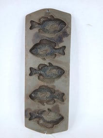 Unique Lodge cast iron fish cornbread pan