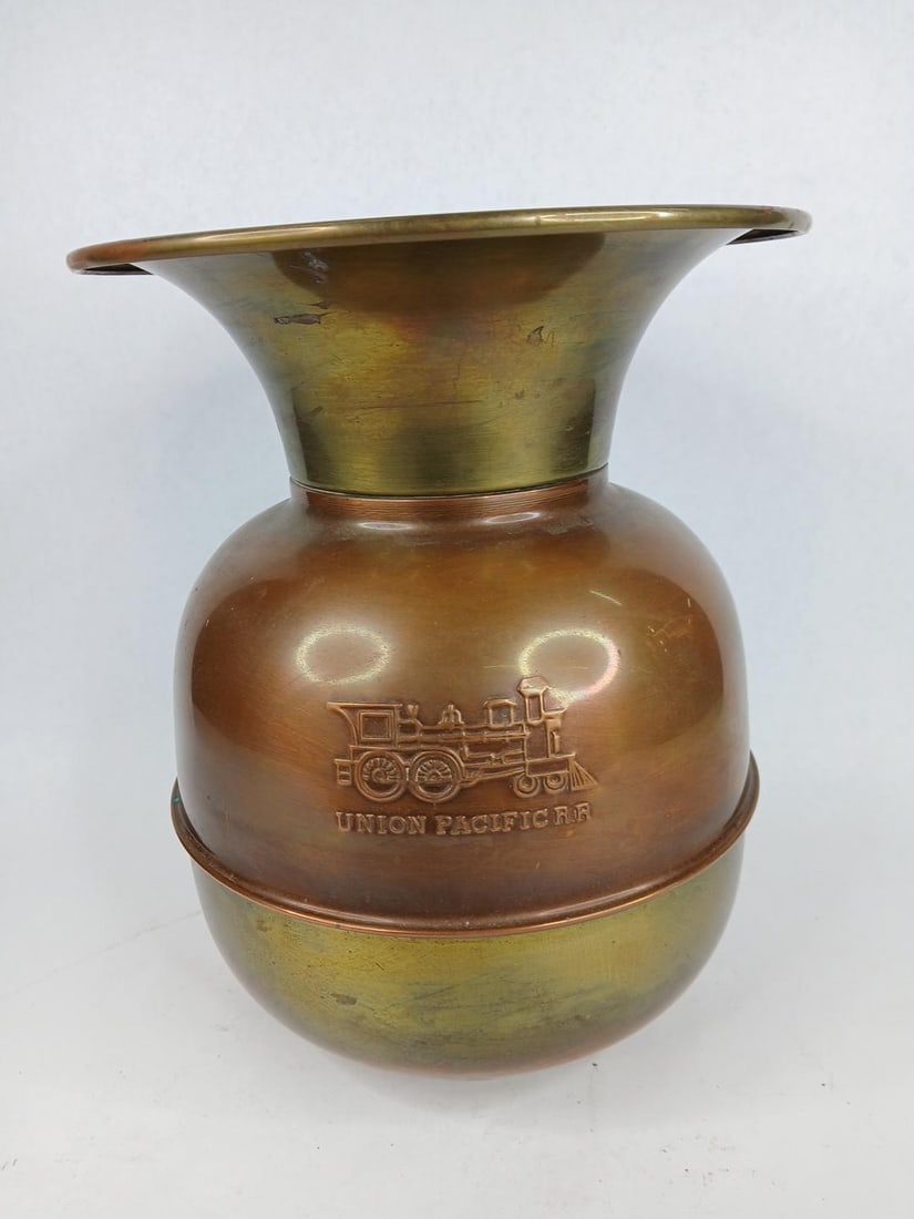 Union Pacific R.R dbl embossed spittoon (1 of 7)