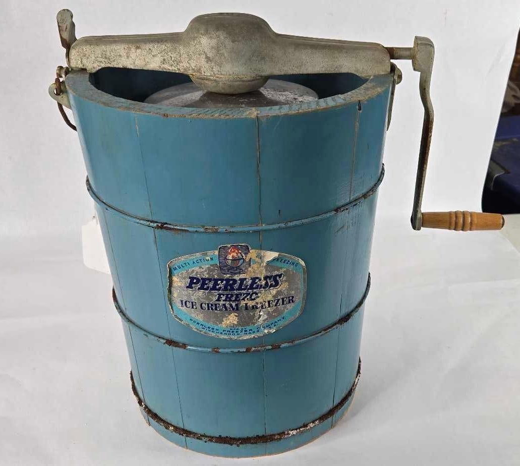 Peerless blue 6 qt Hand crank ice cream freezer (1 of 5)