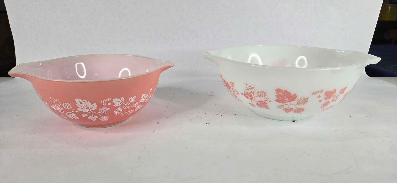 2 Pink and white gooseberry cinderella pyrex bowls (1 of 9)