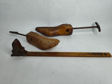 2 wooden shoe stretchers and Dorothy Dodd shoe size stick