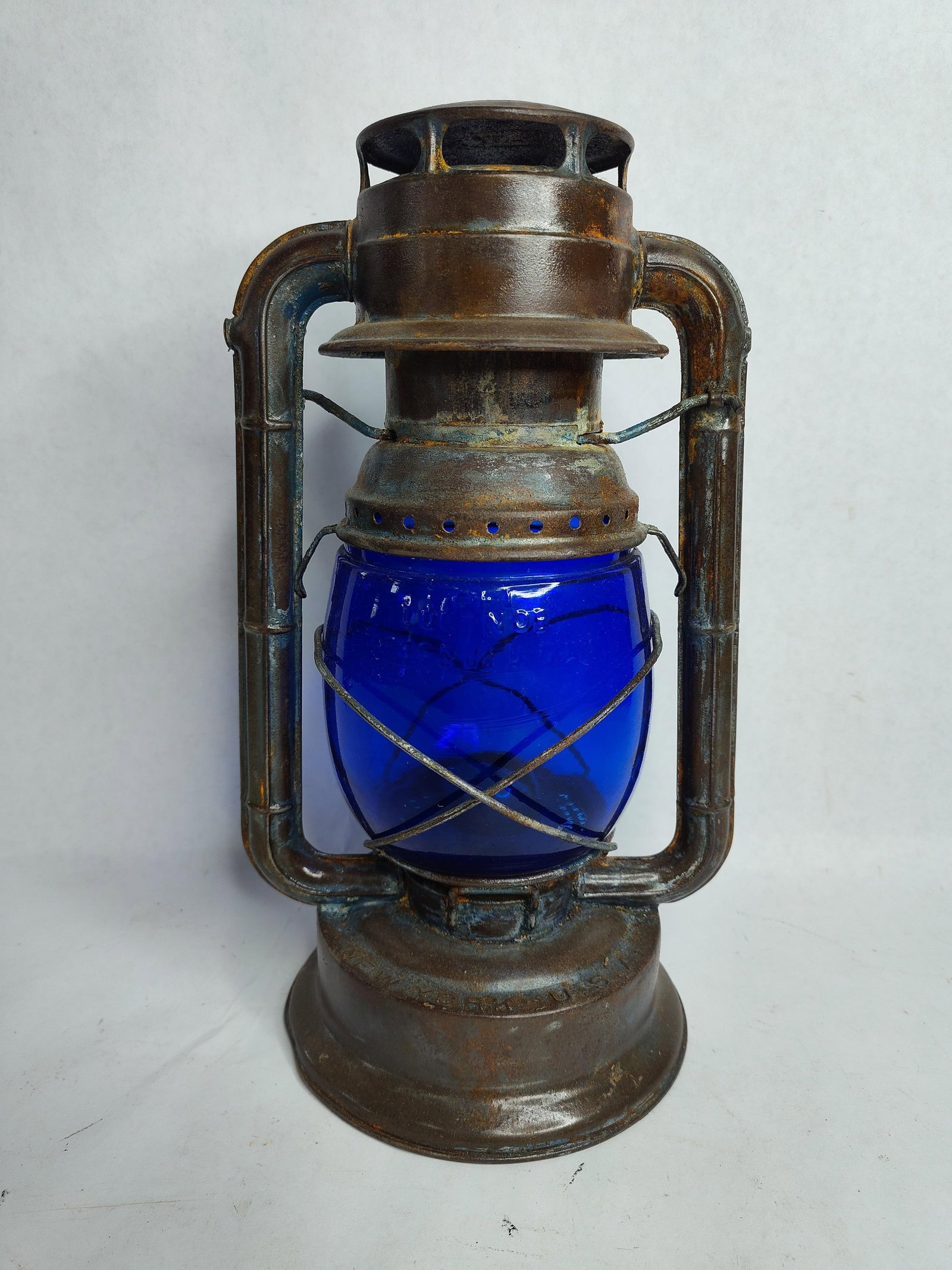 Dietz D-lite with blue globe: globe marked Dietz D-Lite