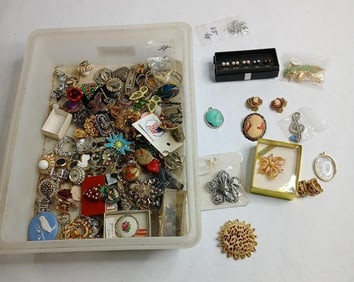 Large lot of brooches ,pins and pendants