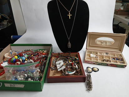Lot of costume jewelry: .