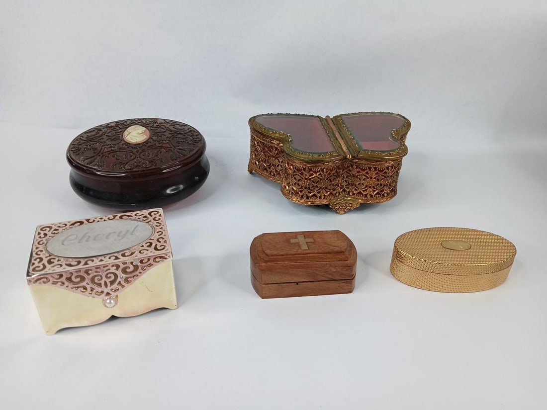 Vintage jewelry and vanity boxes: .