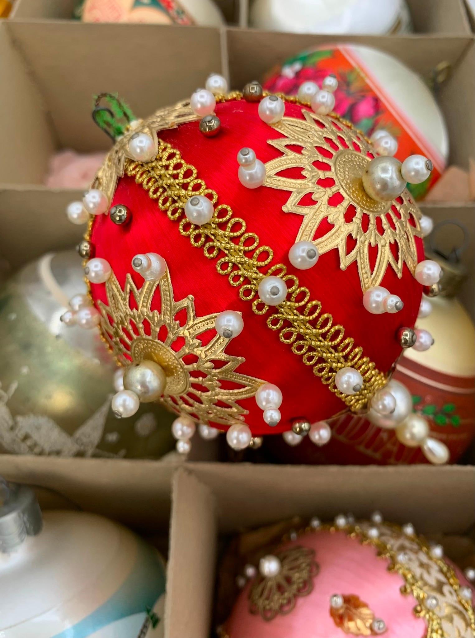 13 Vintage Christmas Tree Ornaments in Early Shiny Brite Box (1 of 12)