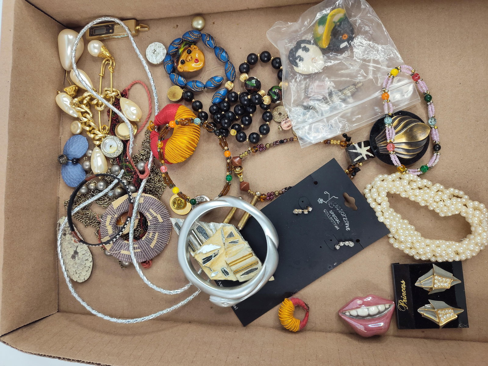 Assorted lot of jewelry pins, beadwork and more: please see photos as this lot is loaded with various items 