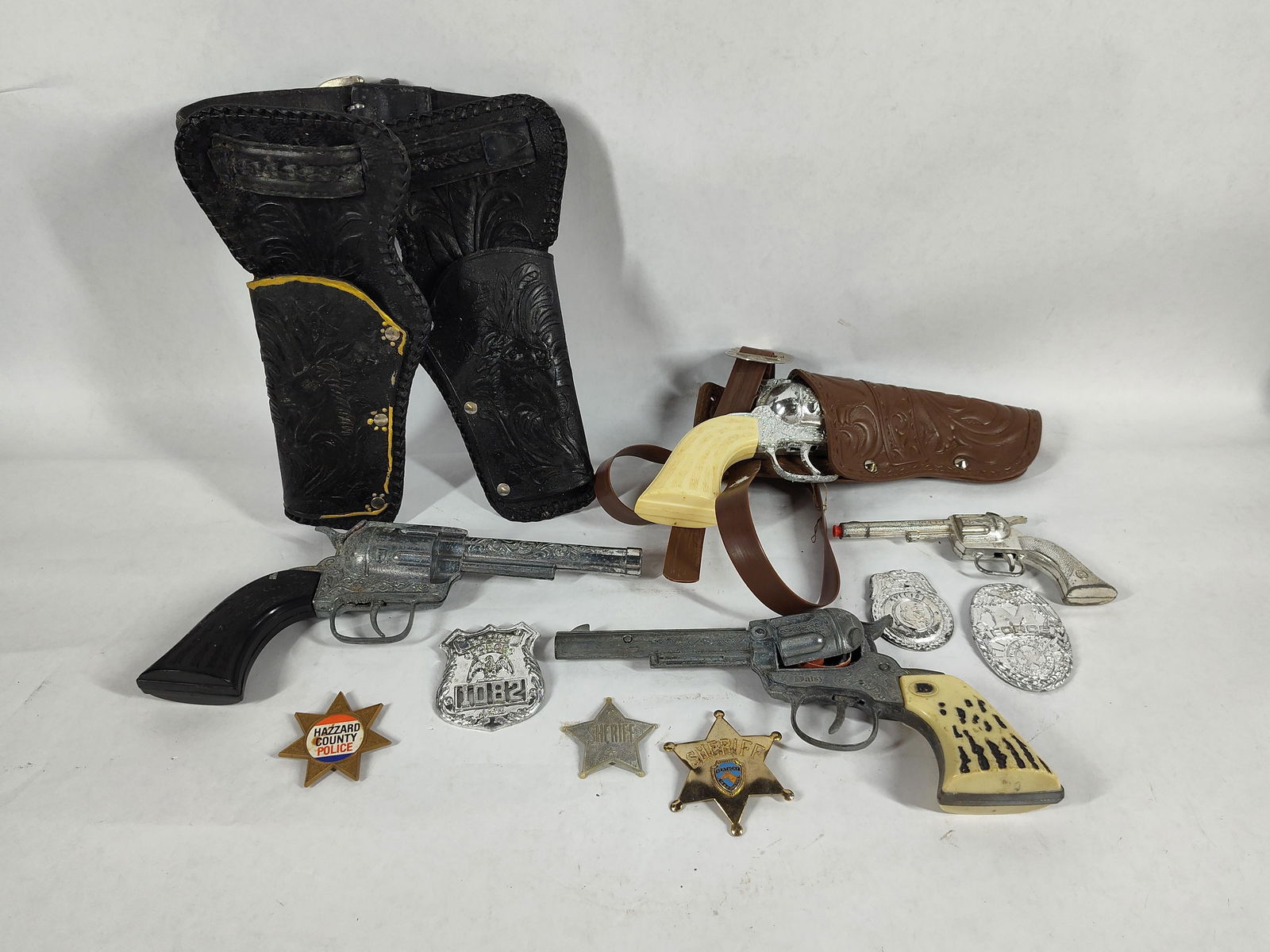 Daisy Cap Gun, Holster & Toy Badges: Daisy and Ponyboy guns.