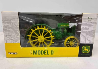 Ertl John Deere 1923 Model D Steel Wheel JD Tractor & Engine Museum Edition