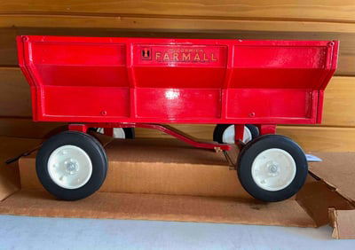 IH Farmall Flare 1/8 Box Wagon