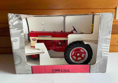Case IH Farmall 560 1/8 NF White Stripe Tractor