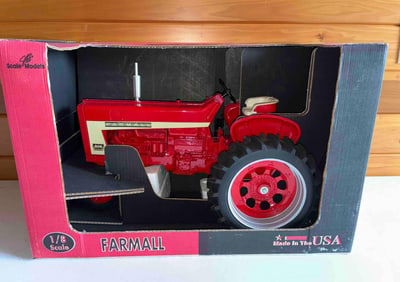 Case IH Farmall 806 Diesel 1/8 NF White Stripe Tractor