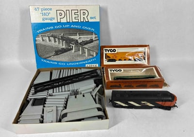 HO Scale Tyco Train Cars, Locomotive and 47 pce. Pier Set NOS