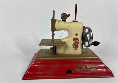 Vintage Straco Sew-O-Matic Senior Toy Sewing Machine
