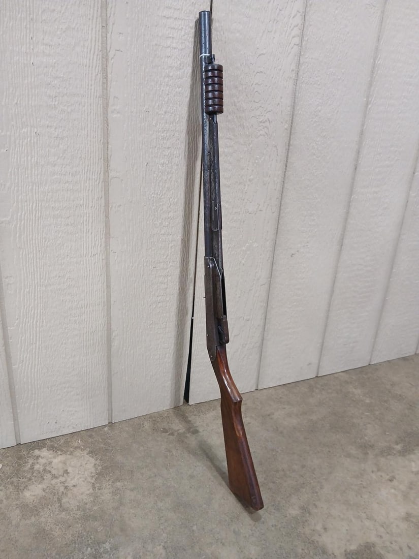 Daisy No 25 Lever Action BB Gun: Not tested but appears to work as it should. Minor spotting to metal barrel.