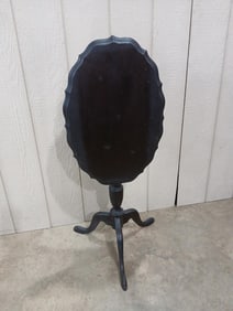 Tilt Top Scalloped Edge Tea Table