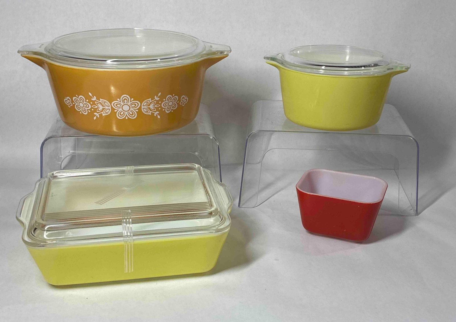 Pyrex Covered Dishes: Several Casserole dishes and a refrigerator dish without a lid.