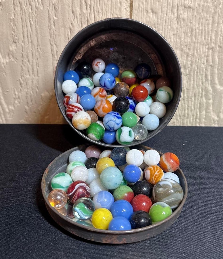 MARBLES AND SHOOTERS: A GREAT VARIETY OF COLORS AND SIZES. THESE ARE OLDER MARBLES. SEVERAL ARE URANIUM