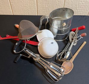 VINTAGE KITCHEN UTENSILS AND ENAMEL DIPPERS