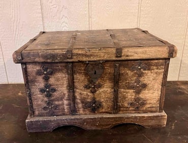 19TH CENTURY DECORATED CHEST