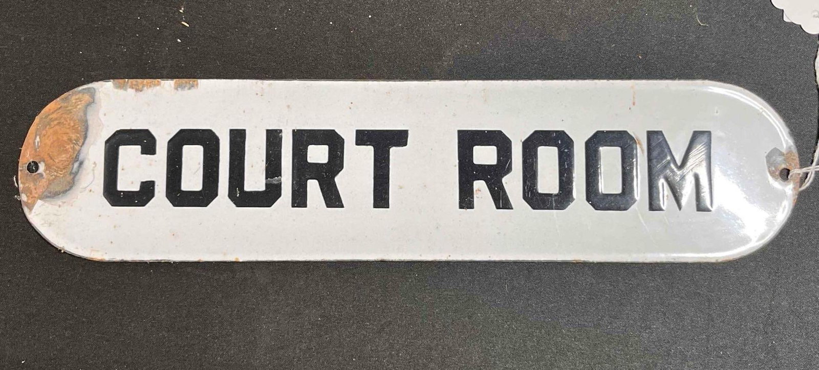 PORCELAIN COURT ROOM DOOR SIGN: SINGLE SIDED. SOME CHIPPING SHOWS TO BOTH ENDS. 15X3.5