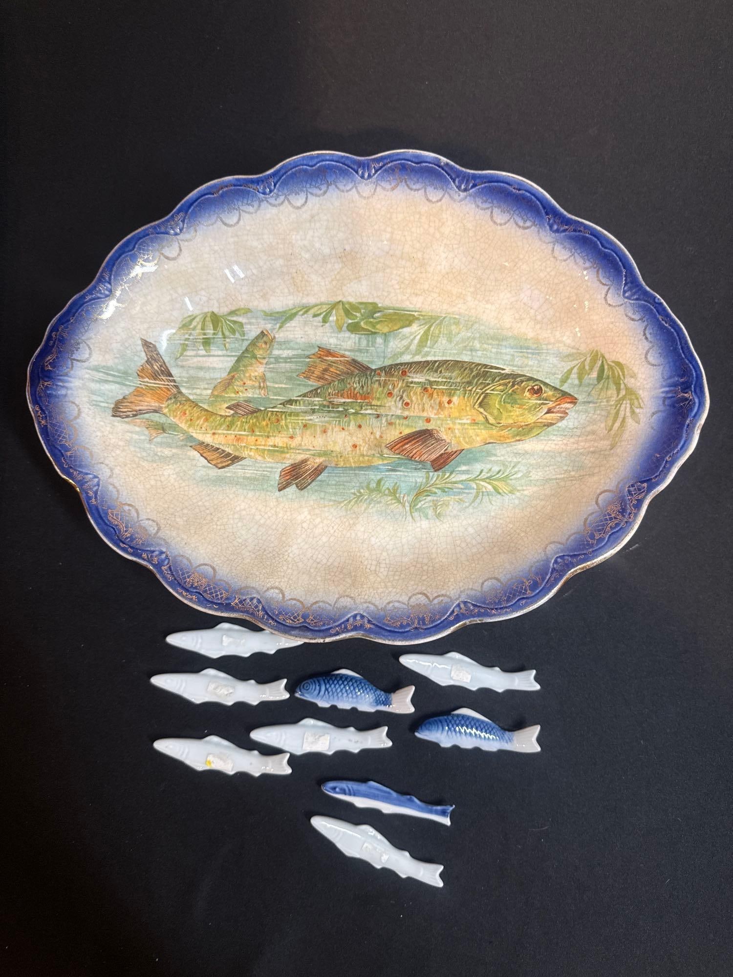FLOW BLUE FISH PLATTER & FISH KNIFE RESTS: PLATTER STAMPED GROGER. 13.5X10. TWO FISH DESIGN CERAMIC KNIFE RESTS.