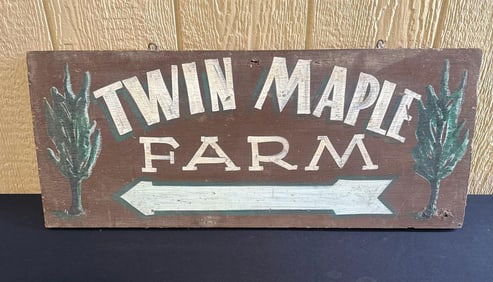 TWIN MAPLE FARM ARROW PAINTED WOODEN SIGN
