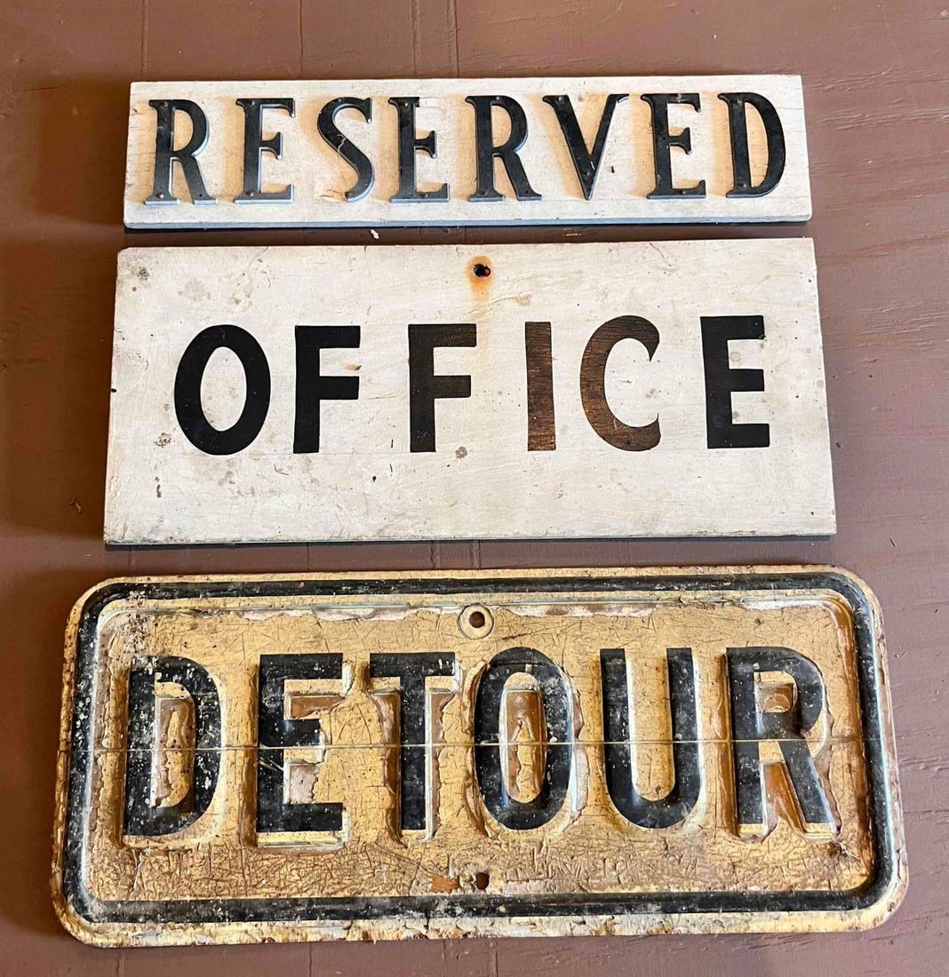 WOODEN  SIGNS AND DETOUR METAL SIGN (1 of 4)