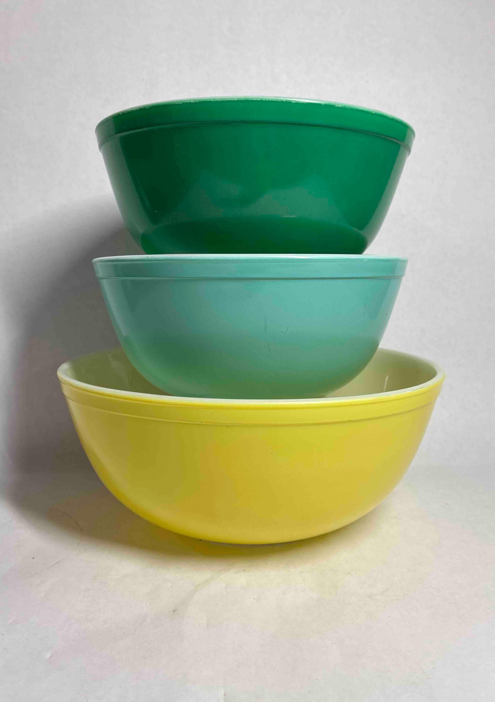 Pyrex Mixing Bowl Lot of 3 Assorted sizes and colors: includes 2 - 2 1/2 quart bowls in green and teal? yellow 4 quart?