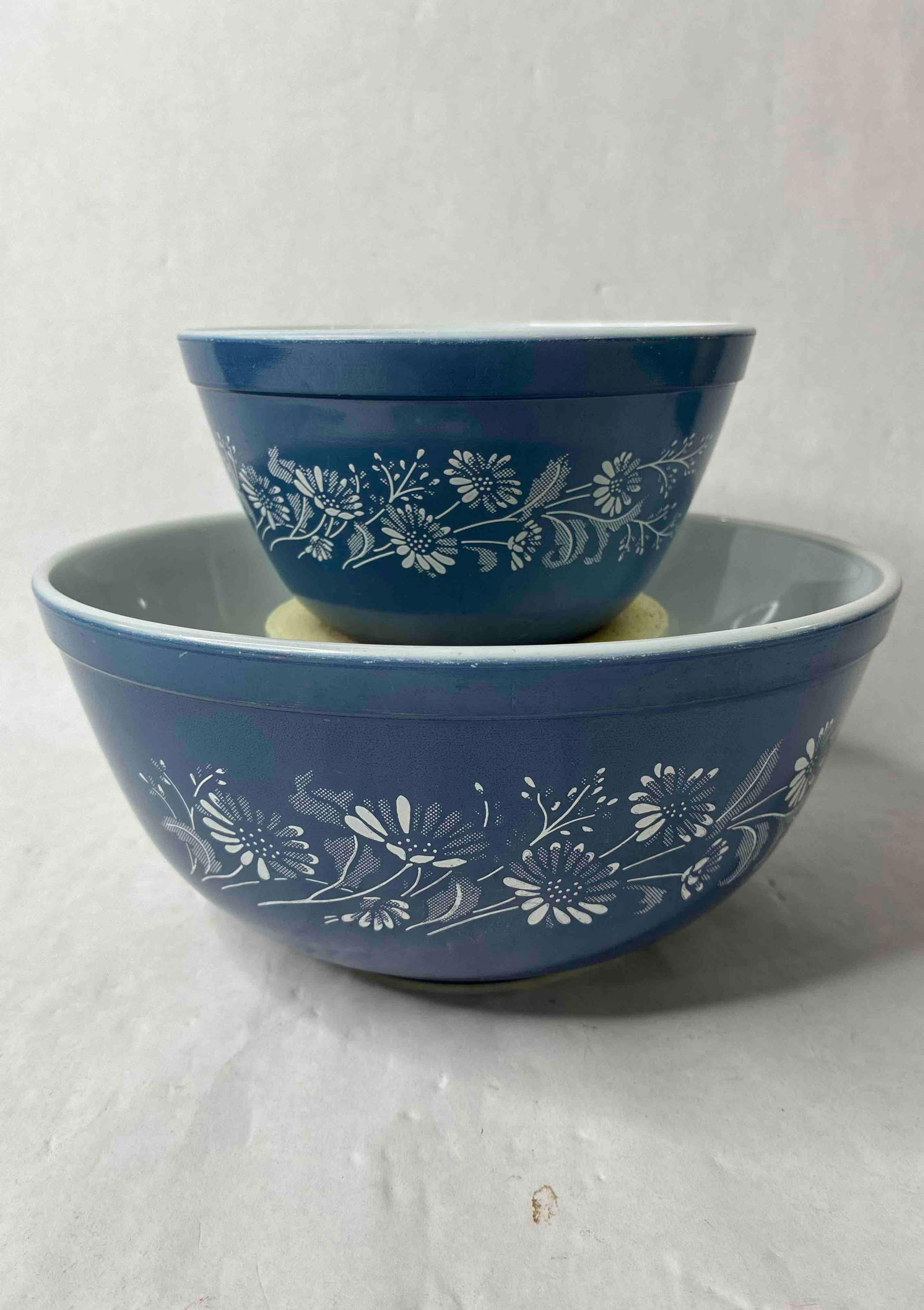 Colonial Mist Pyrex Mixing Bowls: Both are in good condition with no cracks or chips