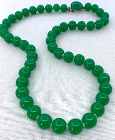 Luxe Mid Century 10mm Emerald Green Jadeite Necklace