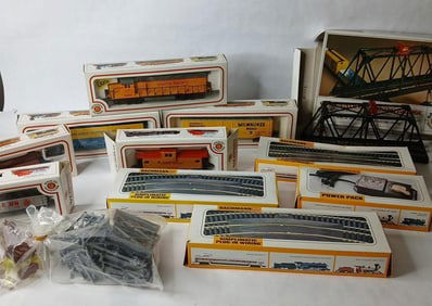 Great Bachmann HO Scale Electric Train Lot Inc. Cars, Power Pack, Buildings, Track and more