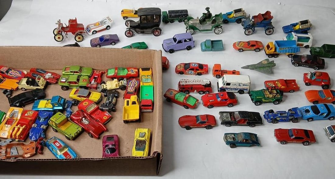 Huge Lot of Vintage Hot Wheels, Match Box, Tootsie Toys and More Cars and Trucks (1 of 9)