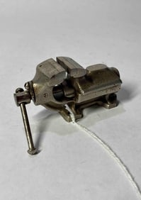 Salesman sample bench vise