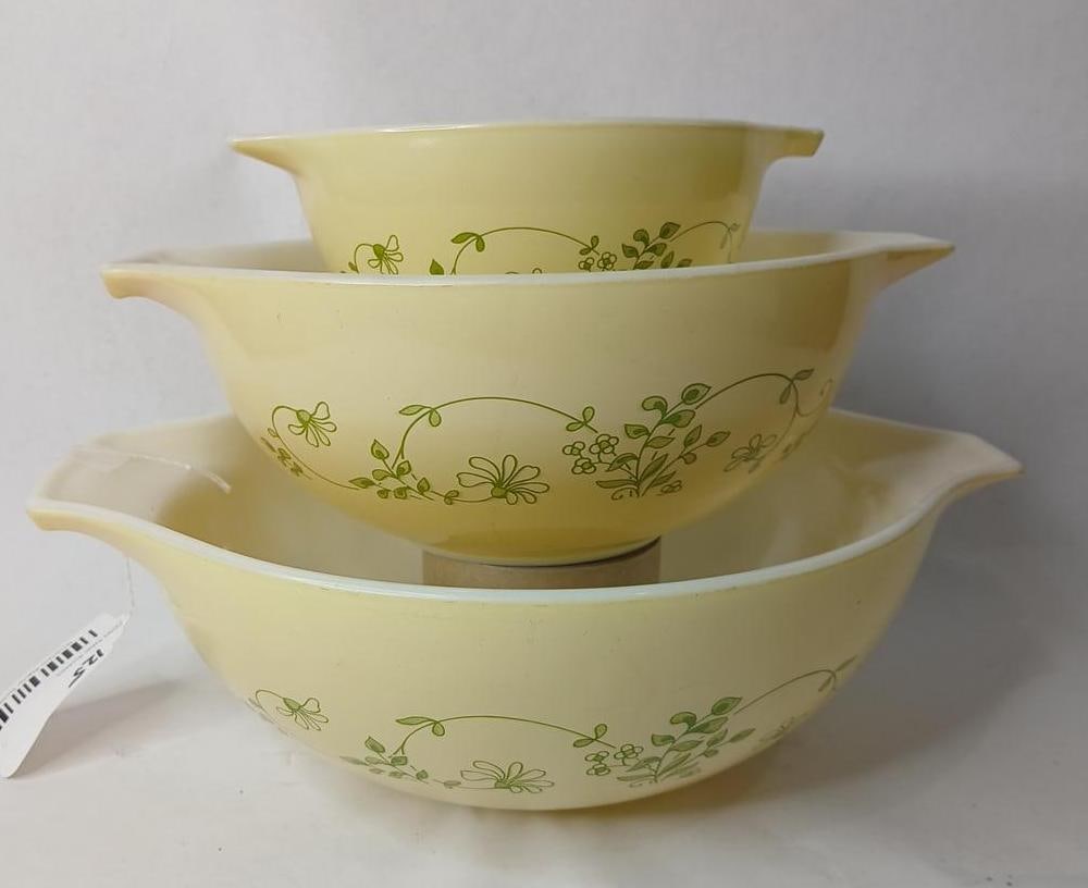 Pyrex Shenandoah Cinderella Mixing Bowl Set: 3 bowls, all are in good condition