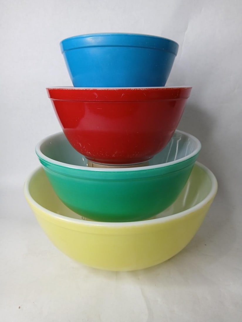 Pyrex Primary Colored Nesting Mixing Bowl Set: Complete set free of chips, cracks and breaks 
