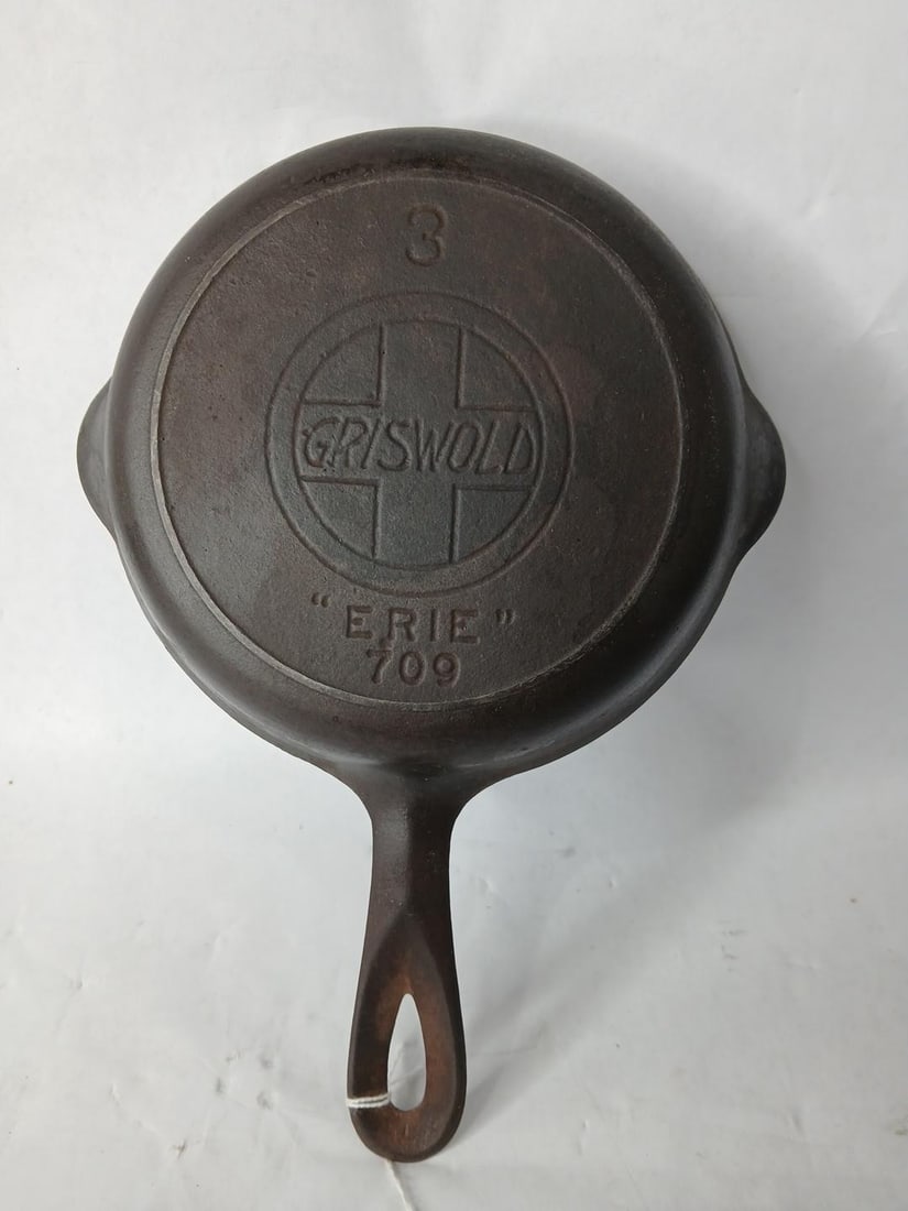 Griswold Slant Logo No. 3 Cast Iron Skillet (1 of 2)