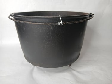 Cast Iron Erie Footed Kettle w/ Handle