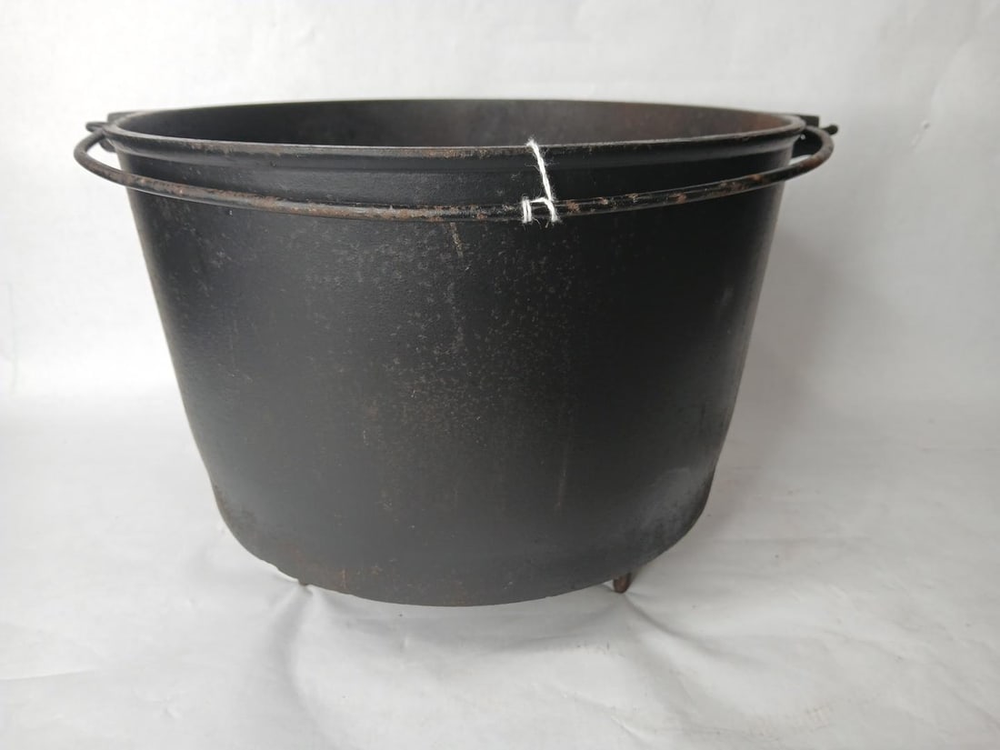 Cast Iron Erie Footed Kettle w/ Handle (1 of 7)