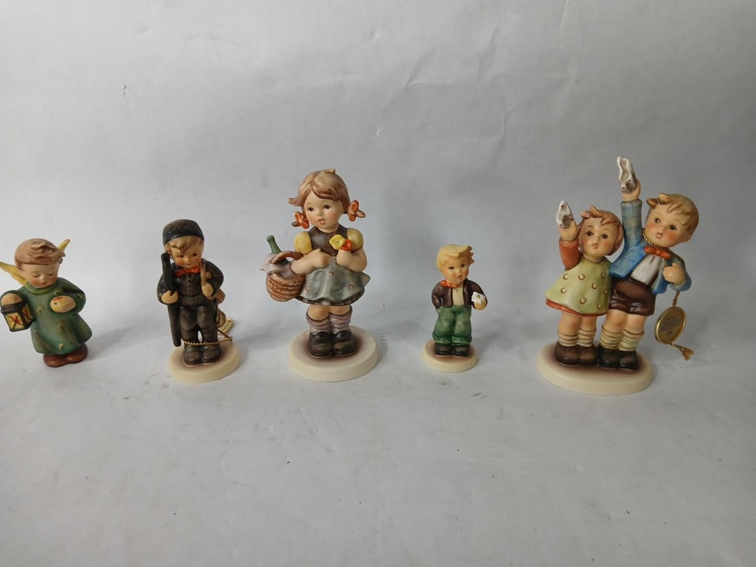 Goebel M. J. Hummel Assorted Figurine Lot: lot includes 5 various sizes all in original packaging 