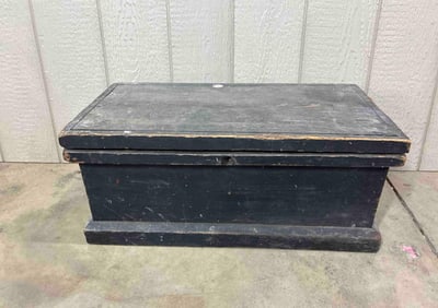 Great Painted Handled and Lidded Tool Chest