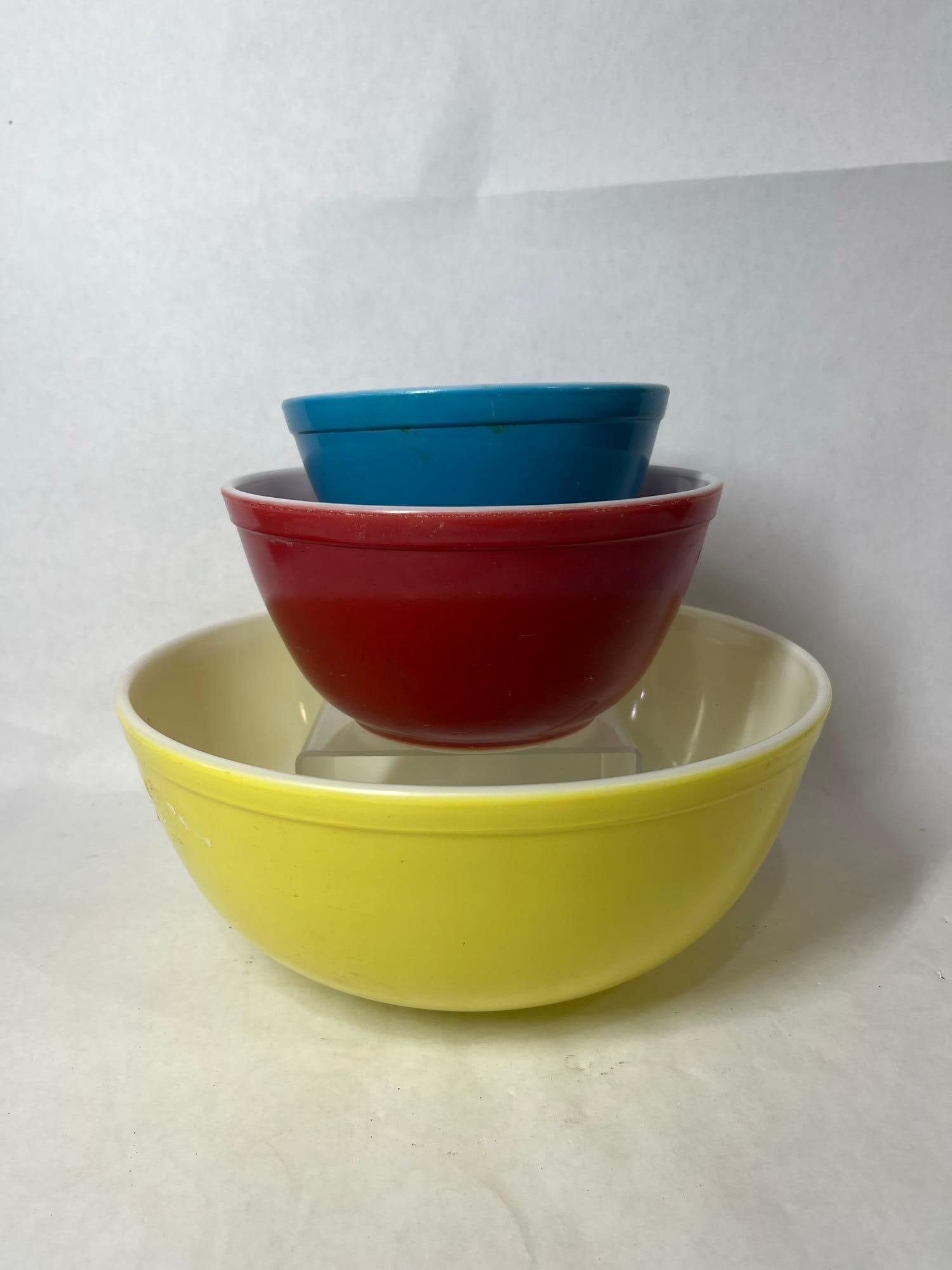 Primary Colors Pyrex Mixing Bowls: Three chip and crack free bowls