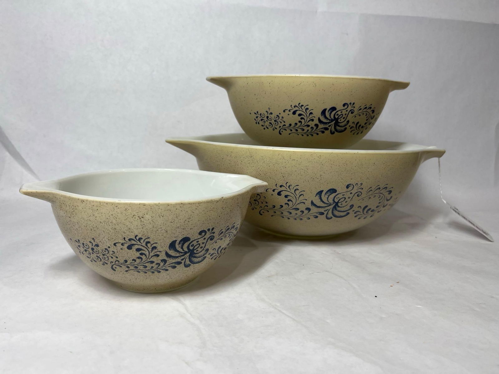 Pyrex Homestead Pattern Nesting Mixing Bowl Set of 3: This lot of 3 nesting mixing bowls show minor fading 
