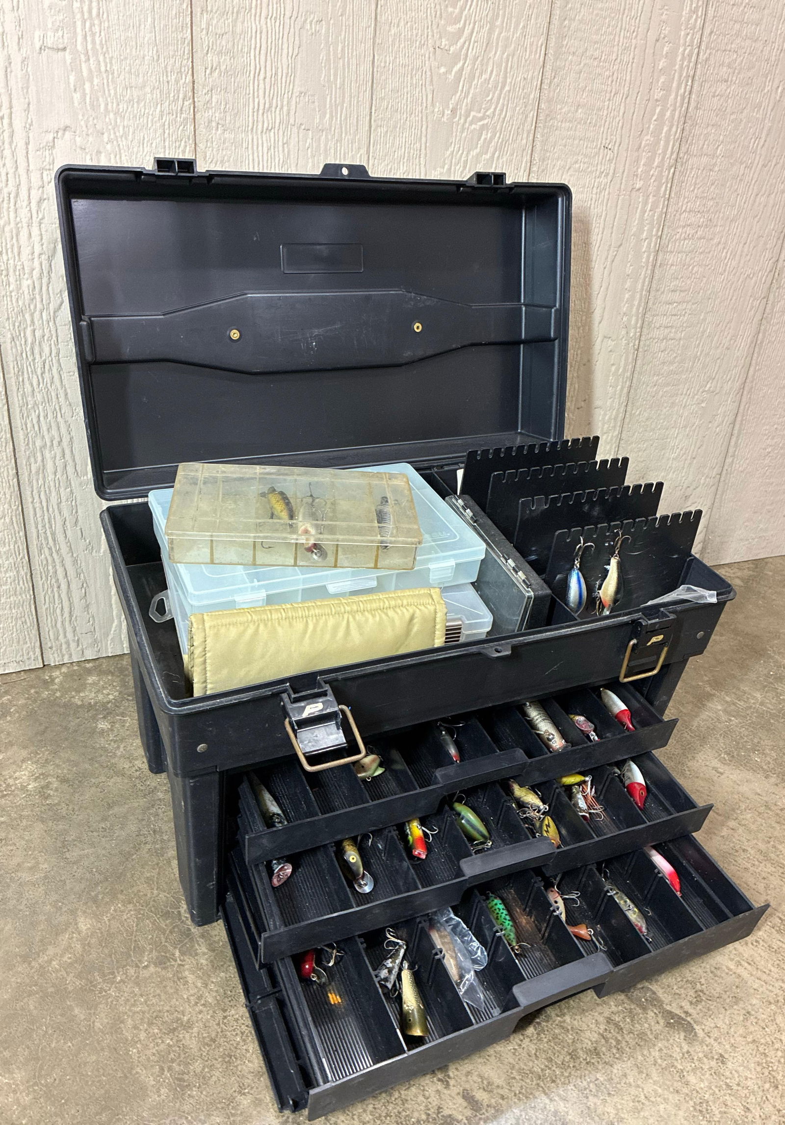 Phantom Pro Tackle Box Loaded w Vintage Lures (1 of 11)