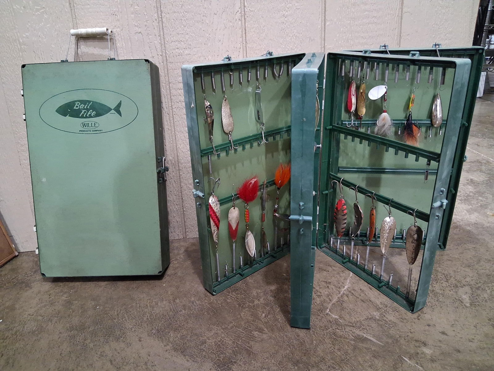 Bait File Lure Holder & Muskie Lures (1 of 13)