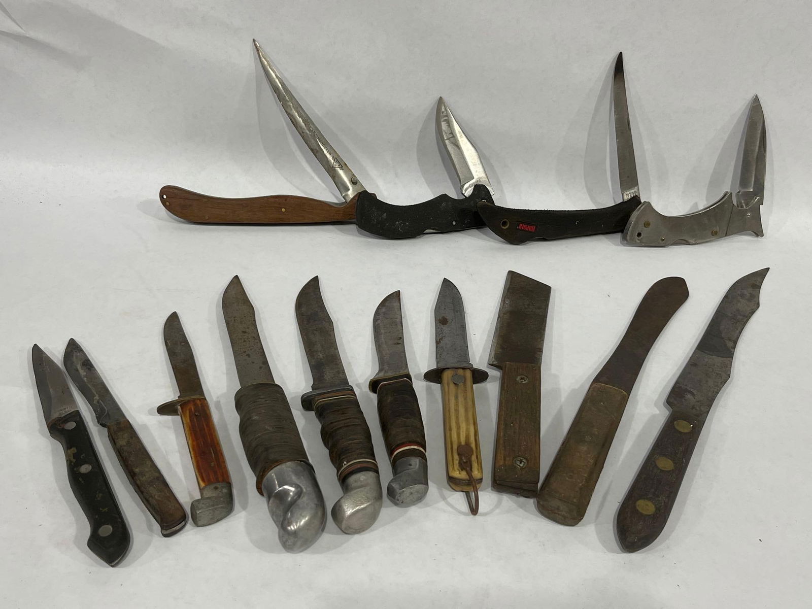 Large Lot of Vintage Hunting, Skinning and Fileting Fixed and Folding Blade Knives (1 of 7)