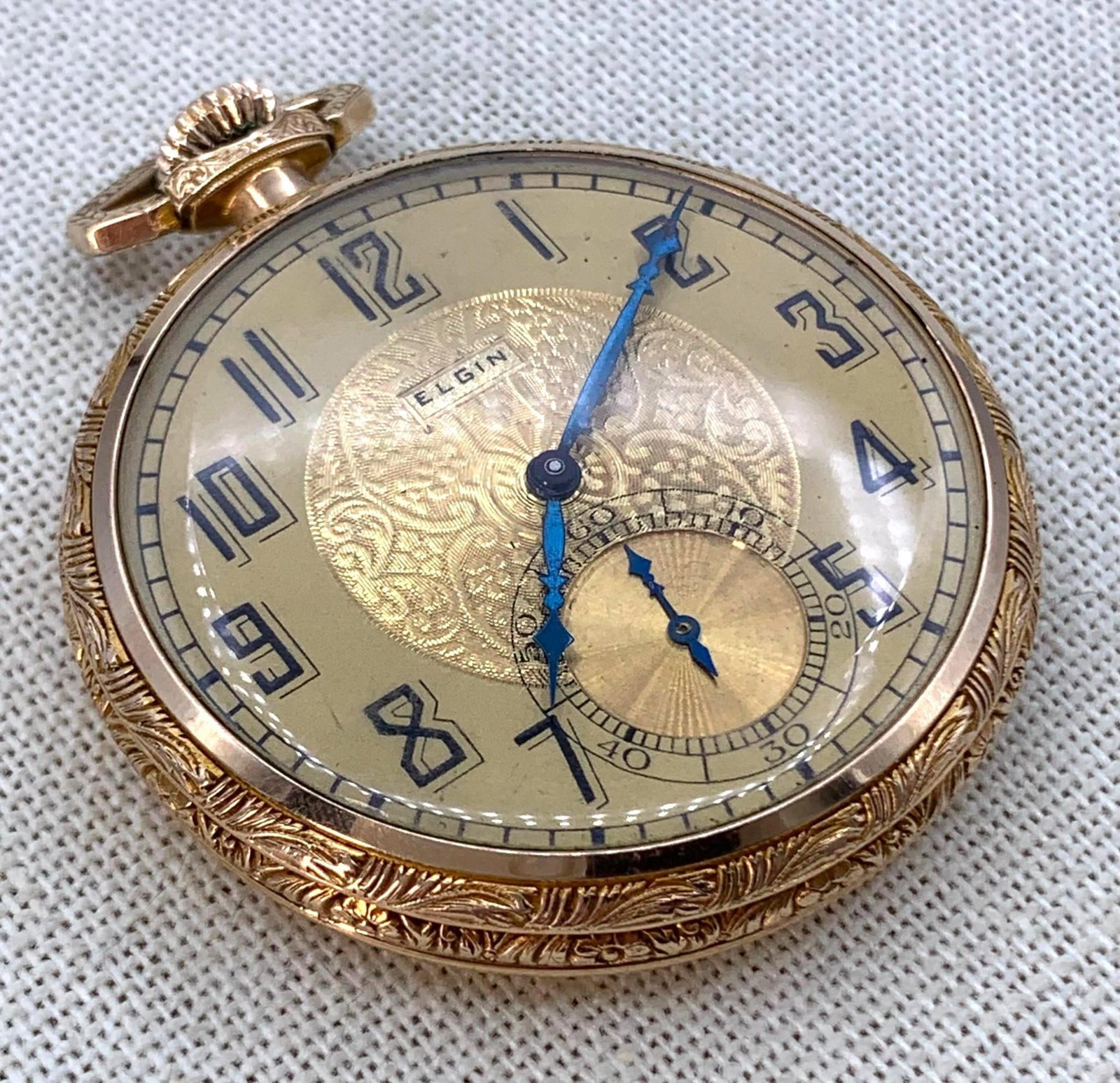 Outstanding c1925 ELGIN 12s Open Face10k Gold Filled Wadsworth Case Pocket Watch in Velvet Case: Gorgeous and in working order, accompanied by the velvet and silk lined case shown, serial # 28300125, Model 3, 7 Jewels, scattered age to the early box.