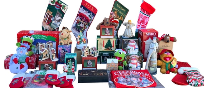 42 Vintage Christmas Decorations and Collectibles
