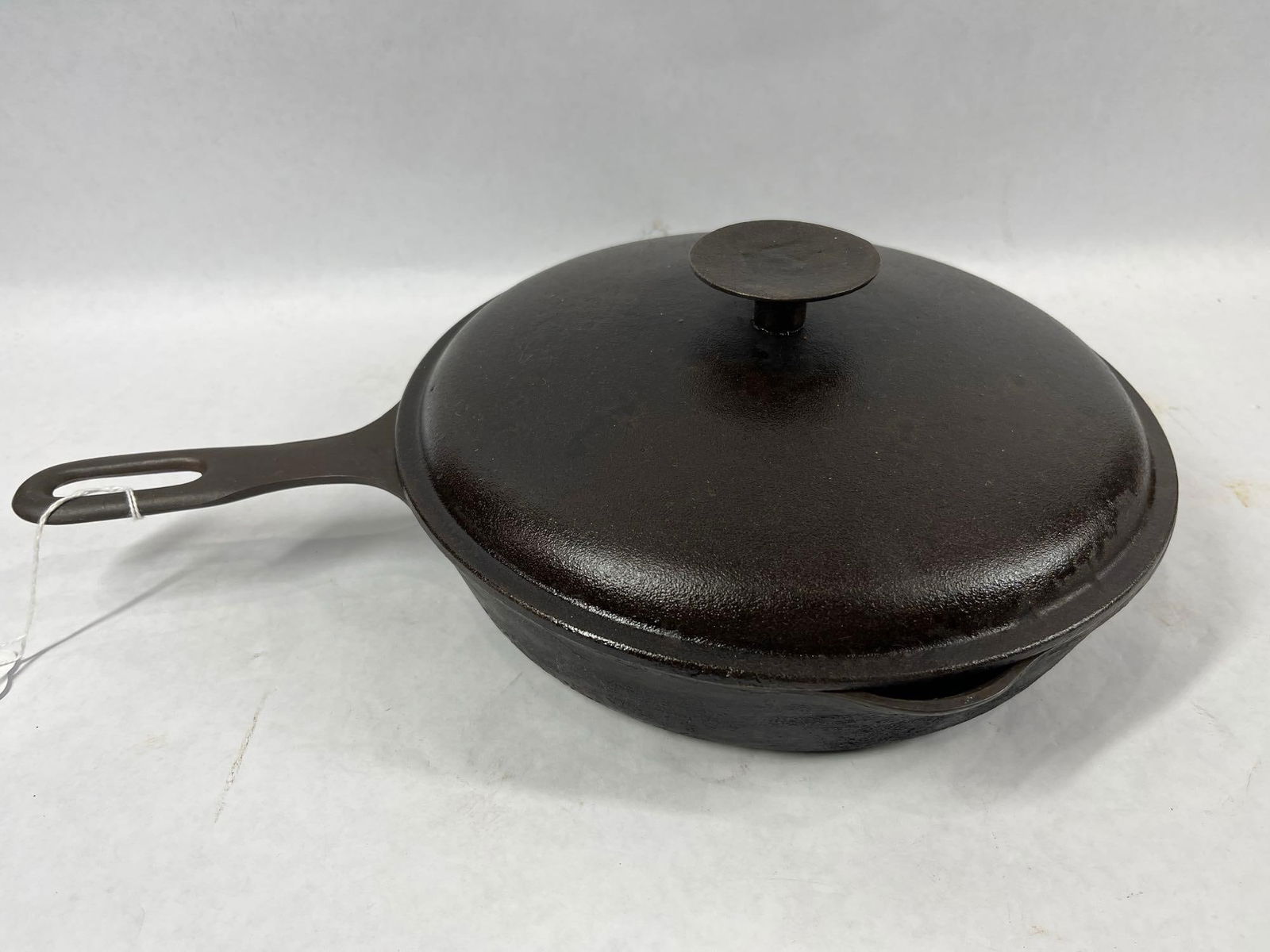 #8 Cast Iron Skillet w Lid (1 of 6)